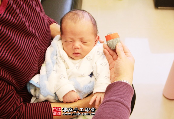 剃胎毛、滿月剃頭、嬰兒剃頭、嬰兒理髮、嬰兒剃髮、嬰兒剃胎毛、嬰兒滿月剃頭、寶寶剃頭、剃胎毛儀式、剃胎毛吉祥話、滿月剃頭儀式、滿月剃頭吉祥話、寶寶剃胎毛、寶寶滿月剃頭理髮、 新北三重區剃胎毛、新北三重區滿月剃頭、 新北三重區嬰兒剃頭剃胎毛、新北三重區嬰兒理髮、新北三重區嬰兒剃髮、謝寶寶(新北三重區到府嬰兒寶寶滿月剃頭理髮、免費到府嬰兒剃胎毛儀式吉祥話)。到府剃頭剃胎毛主持、專業拍照、DVD光碟、證書。★購買「臍帶章、肚臍章、胎毛筆刷印章」贈送：剃頭、收涎、抓周，三選一。2016.01.10 照片5
